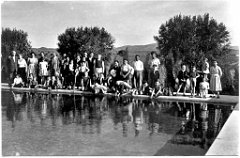 TABIA 1950 LES LOUVETEAUX A LA PISCINE
